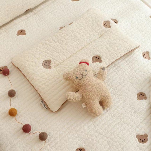 Atmungsaktives Baby Kissen aus Baumwolle mit Stickerei für Neugeborene, Jungen und Mädchen - Bild 1