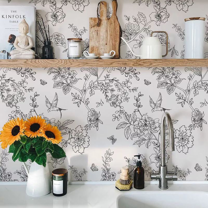 Selbstklebende Blumentapete von Brangdy mit Blumen- und Vogelmotiv in Schwarz-Weiß - Bild 4