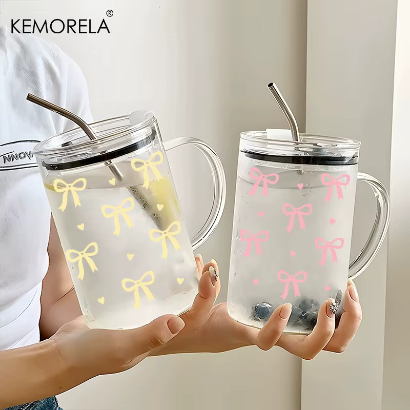 KEMORELA Glaskrug mit Schleifenknoten-Design aus Hochborosilikatglas inklusive Deckel und Strohhalm, transparent, 1000 ml - Bild 1