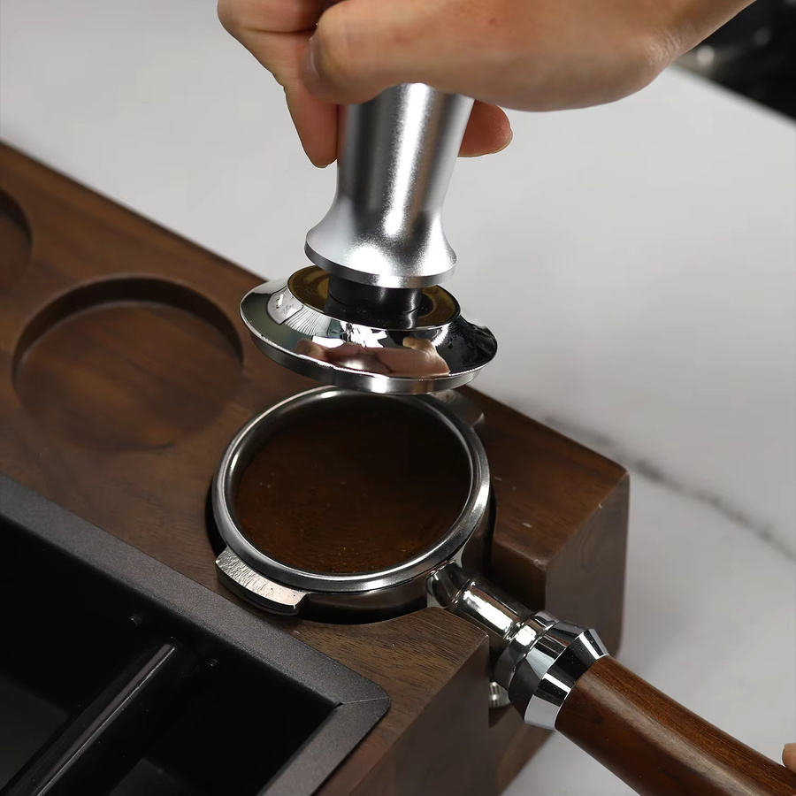 Delonghi Espresso-Kaffee-Stampfer mit Federdruck in Schwarz aus Edelstahl für konstanten Druck - Bild 3