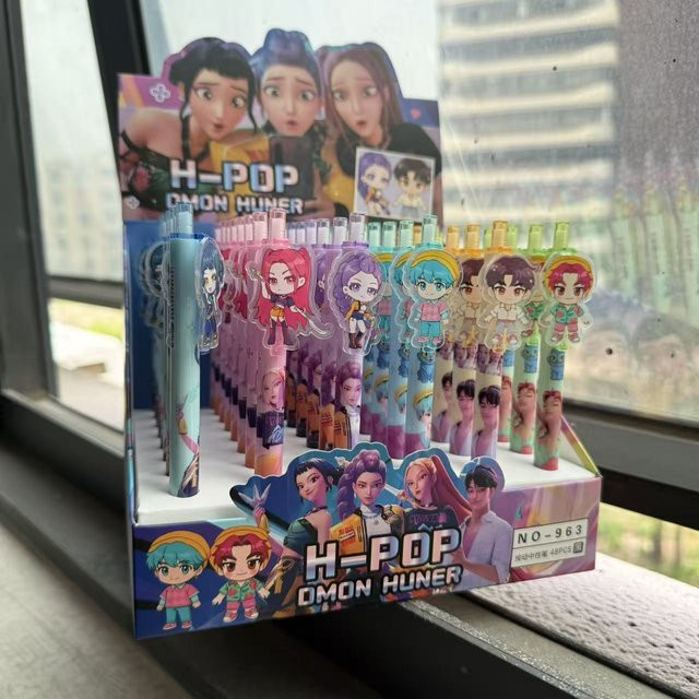 Yiran toy 1 Kawaii Kpop Dämonenjäger Gelstift mit schwarzer Tinte und Acryl-Patch, ausziehbarer Stift in Grau und Multicolour, 0,5 mm Schreibstärke - Bild 1