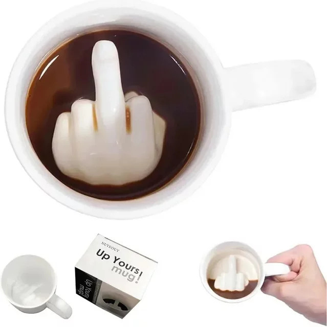Raise Up Yours Keramiktasse mit Mittelfinger-Motiv in Weiß, personalisierbar und lustig für Kaffee oder Tee - Bild 1