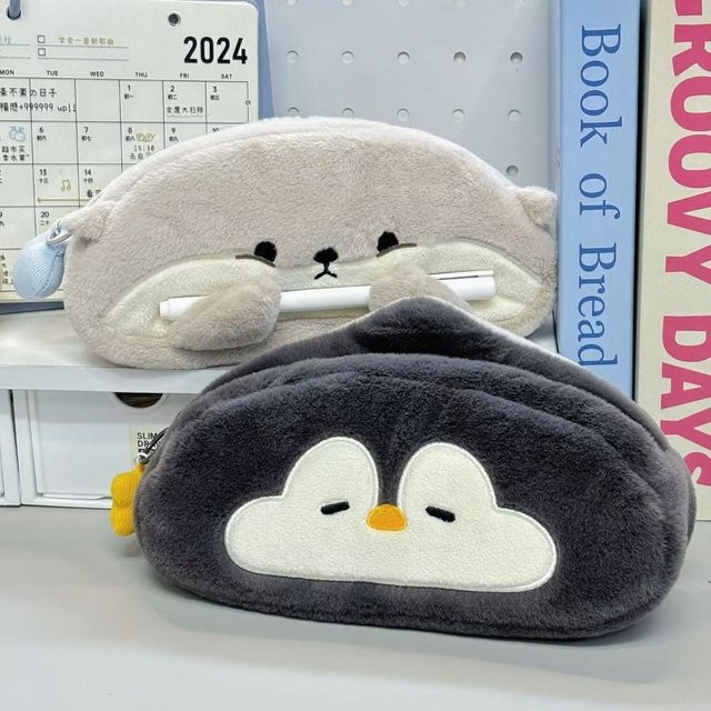 Niedliches Plüsch Etui mit Otter- und Pinguin-Motiv als große Schreibwaren-Tasche für Schüler und Studenten - Bild 1