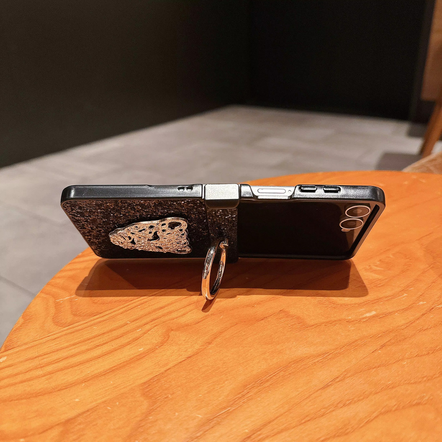 JINHR Luxus Handyhülle mit Diamant 3D Leopard Design und Ringständer für Samsung Z Flip5, Z Flip6 und Z Flip7 in Schwarz - Bild 2