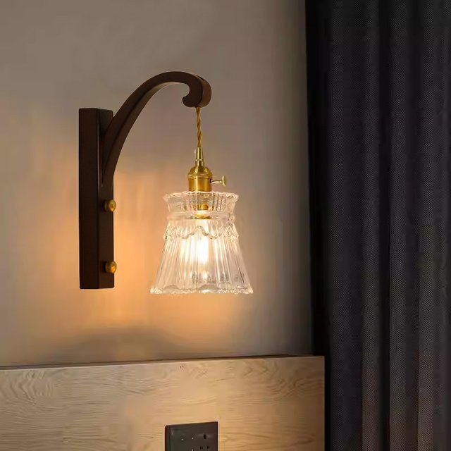 Moderne japanische Wandleuchte von Ramalho aus Messing und Glas in Gold mit transparentem Schirm für Schlafzimmer und Badezimmer - Bild 1