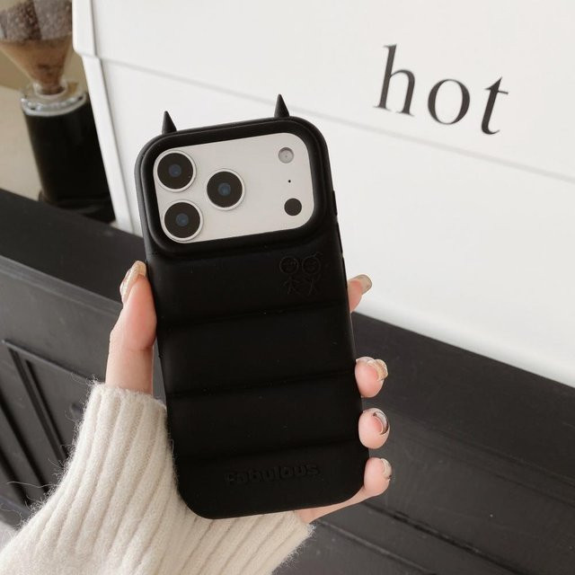 UCWIN Handyhülle mit 3D Teufelshörnern im Daunenjacken-Design für iPhone 17 Pro Max, 16, 15, 14, 13, 12 Pro Max, 16Plus, 16E in Schwarz - Bild 1