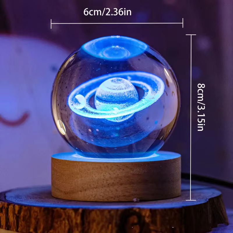 Bunte Saturn-Kugelleuchte aus Glas mit buntem Holzsockel als dekoratives Nachtlicht und Kristallkugel-Ornament - Bild 2