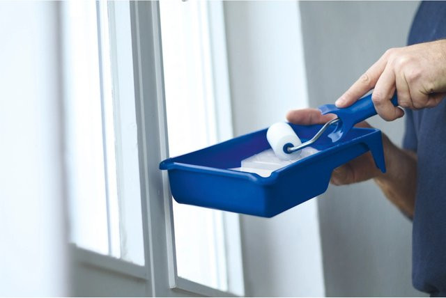 LUX-TOOLS 4-teiliges Lackier-Set mit Farbwanne, Gitter und Rollen für wasserbasierte Lacke in Schwarz, Gelb und Blau - Bild 1