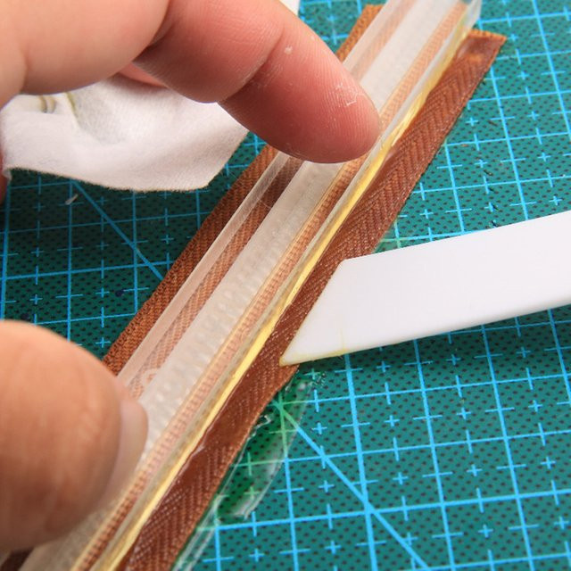Transparentes Acryl-Lineal als Anti-Überlauf-Werkzeug für DIY-Lederarbeiten und Reißverschluss-Kleber-Anwendungen - Bild 1