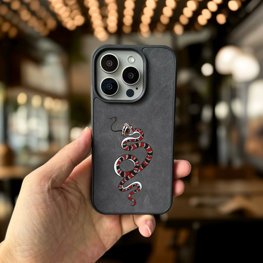 Luxuriöse Schlangenmuster Handyhülle aus PU-Schaffellleder für Samsung Galaxy S25, S24 und S23 Ultra Plus in Schwarz - Bild 1