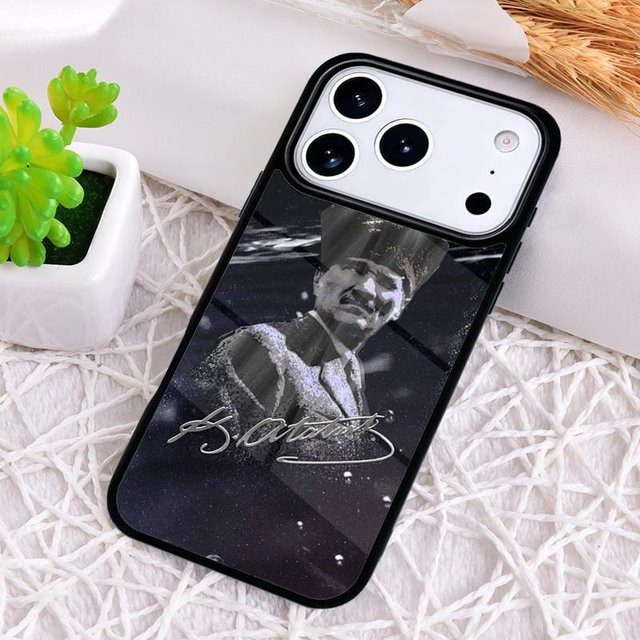 Stoßfeste Handyhülle mit Mustafa Kemal Atatürk Motiv für Apple iPhone 17 Air 16e 15 14 13 12 11 Pro Max in Schwarz - Bild 1