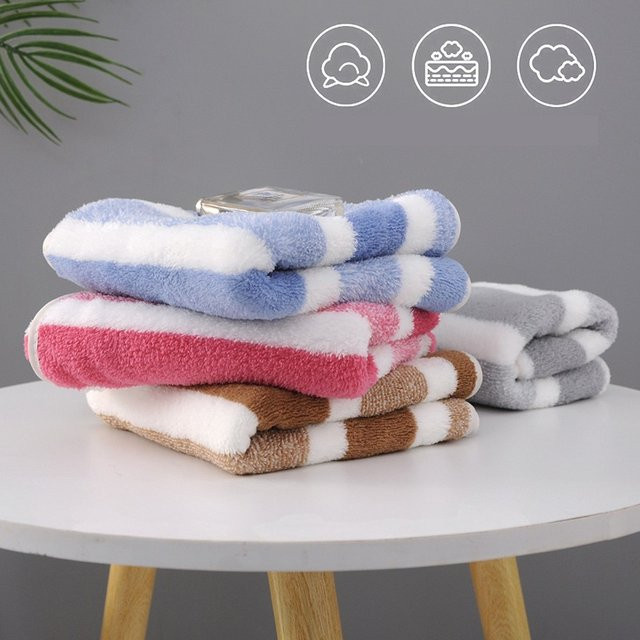 Saugfähiges und schnell trocknendes Badetuch in Blau mit Streifenmuster für Erwachsene - Bild 1