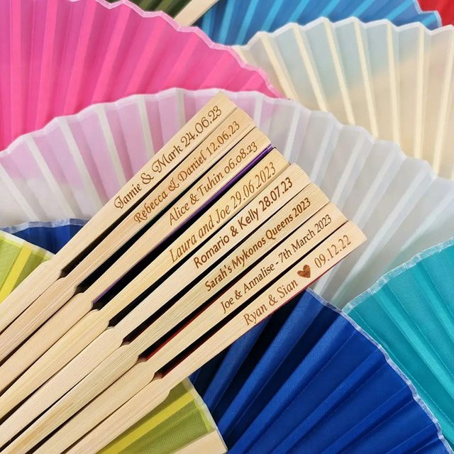Personalisierte faltbare Handfächer aus Seide und Holz in Mehrfarben inklusive Organzabeutel als individuelle Gästegeschenke für Hochzeiten, Taufen oder Geburtstage - Bild 1