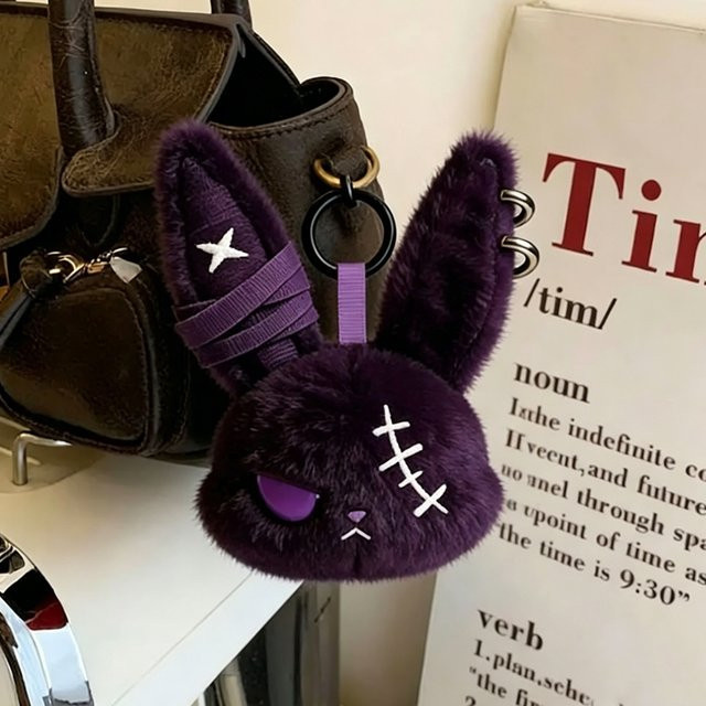 Bandai Gothic Häschen Plüsch-Schlüsselanhänger, Weiß - Bild 1