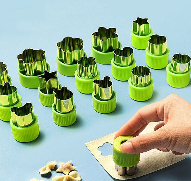 Set aus Ausstechformen in Herz- und Blumenform aus Edelstahl mit Kunststoffgriff für Gemüse, Obst, Cookies und Sandwiches in Rot und Grün - Bild 1