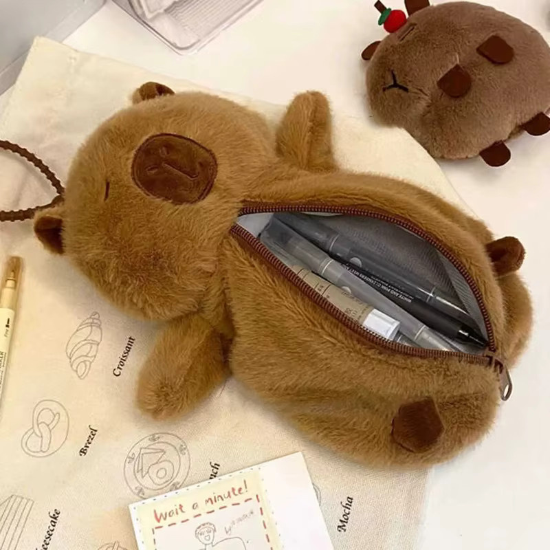 Stiftetui aus Stoff mit Capybara-Muster in Braun als multifunktionale Bleistifttasche für Schule und Büro - Bild 2