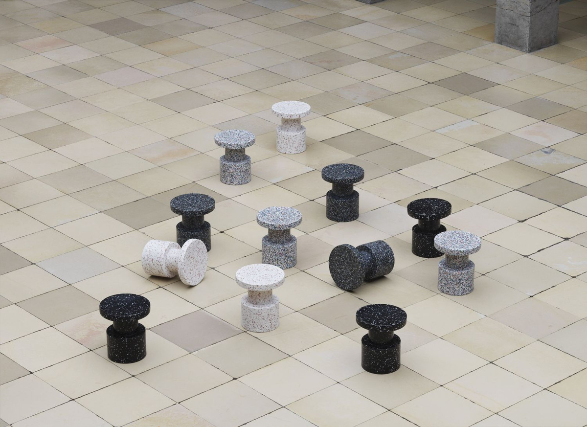 Normann Copenhagen Bit Stool Hocker aus recyceltem Kunststoff in Schwarz gepunktet mit skandinavischem Design - Bild 2
