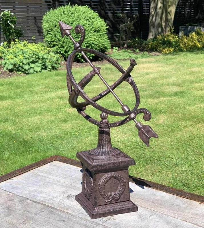 Sonnenuhr aus Metall im Vintage-Stil in Braun als freistehende Gartendeko, Höhe: 34 cm, Breite: 19 cm, Tiefe: 15,5 cm - Bild 1
