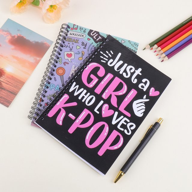 K-Pop Spiral-Notizbuch mit Herz-Design in Rosa, Schwarz und Lila, Softcover, 100 linierte Seiten - Bild 1