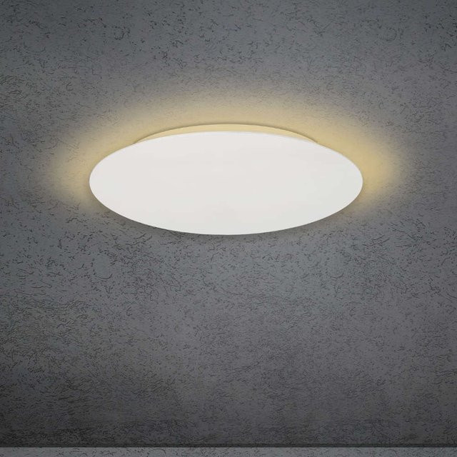 Escale Blade 44 LED-Deckenleuchte in Weiß mit Gold/Messing-Akzenten und 2700K Warmweiß - Bild 1