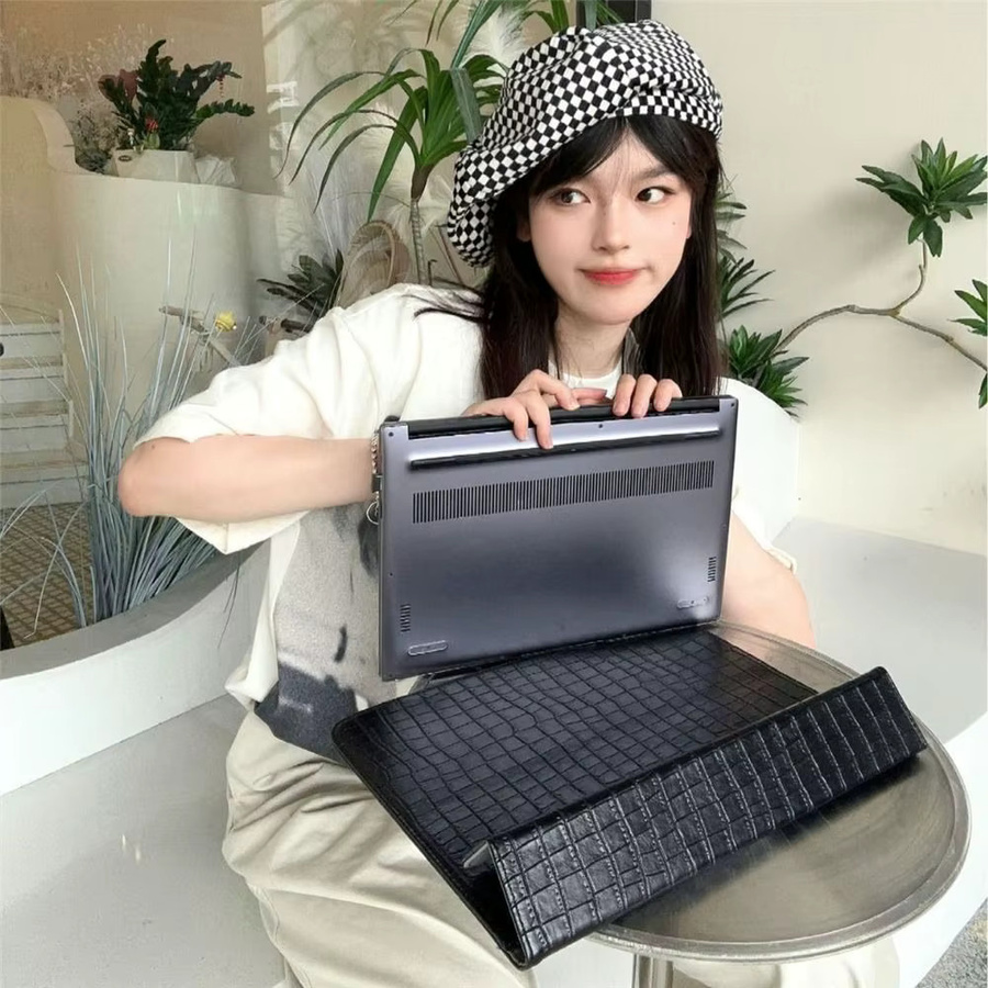 Laptop-Hülle mit Ledermuster-Design als Tragetasche für Tablets und Notebooks von 13 bis 15,6 Zoll, kompatibel mit Lenovo, Dell und LG, in Schwarz oder Blau - Bild 3