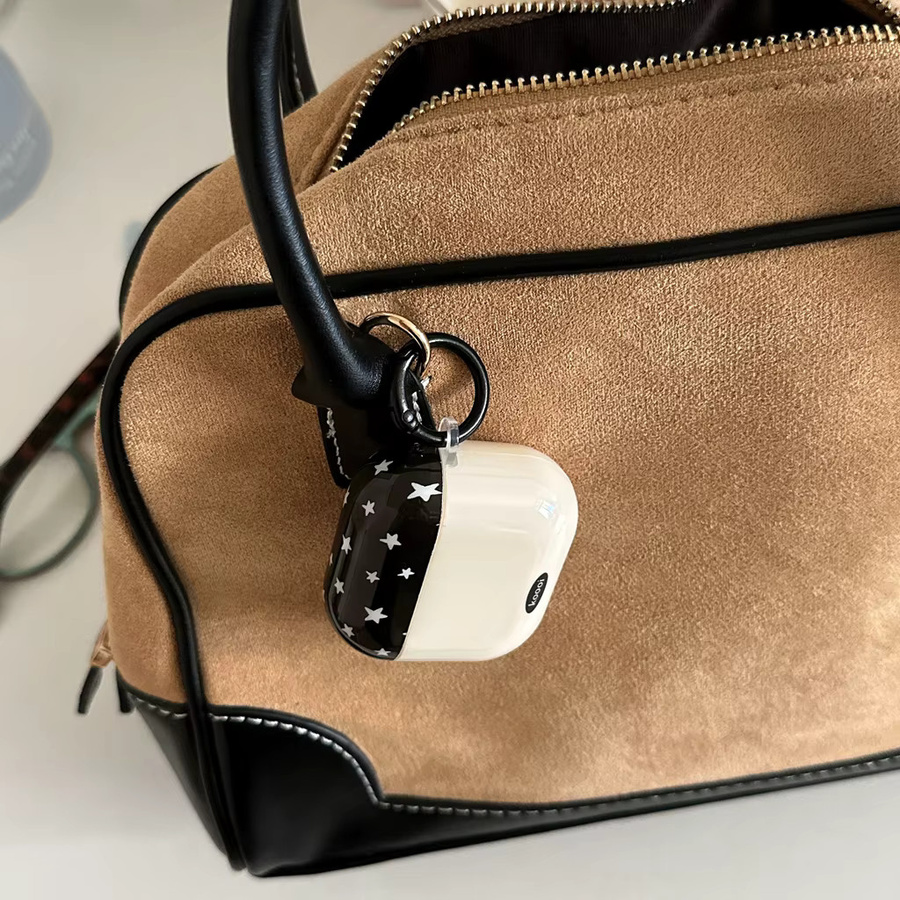 Apple AirPods Schutzhülle im Punk-Stil mit Stern-Muster und Anhänger in Schwarz-Weiß für AirPods 1, 2, 3, 4 und Pro 2 - Bild 6