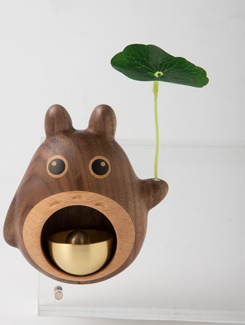 Yiran Furniture Totoro Windspiel aus Holz mit Kupferglocken in Braun als dekorativer Türanhänger - Bild 1