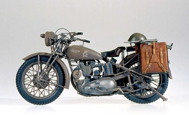 Italeri Triumph, 1:9, Grau - Bild 1