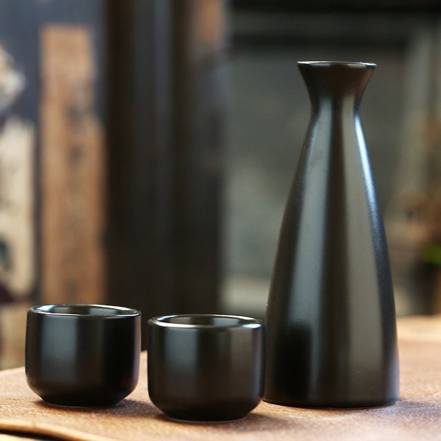 Japanisches Sake-Bar-Set aus Keramik in Schwarz mit Flasche und Bechern - Bild 1