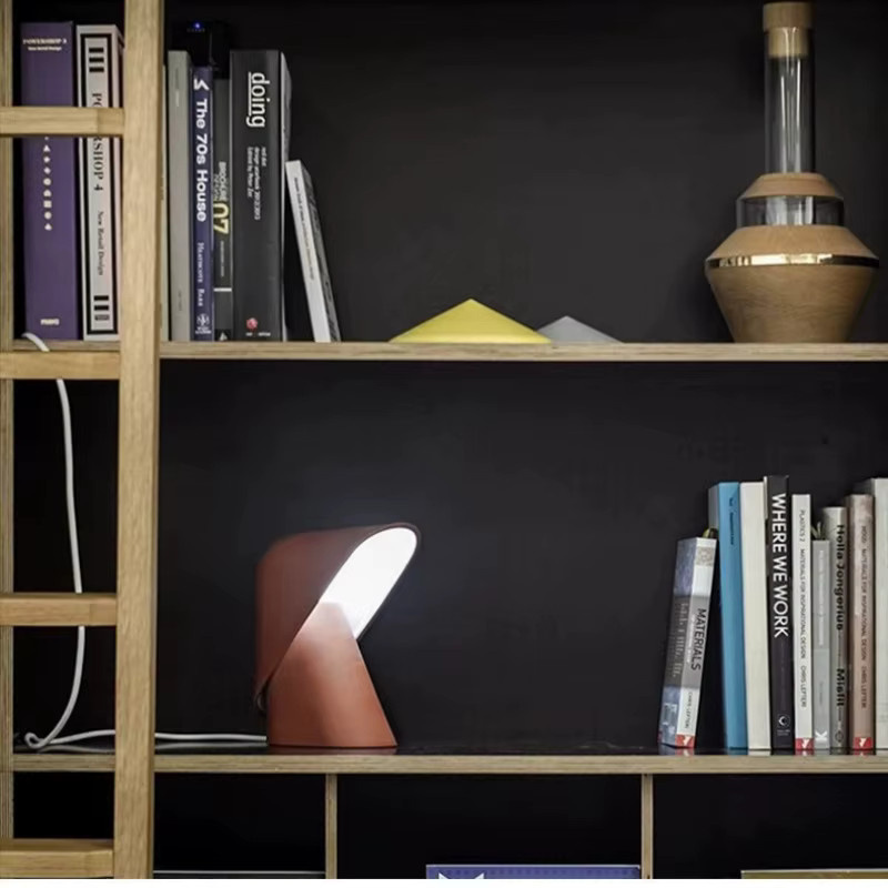JIANKEXING LED Schreibtischlampe in Braun mit warmweißem Licht, minimalistisches Design aus Harz für Schlafzimmer, Wohnzimmer und Home Office - Bild 2