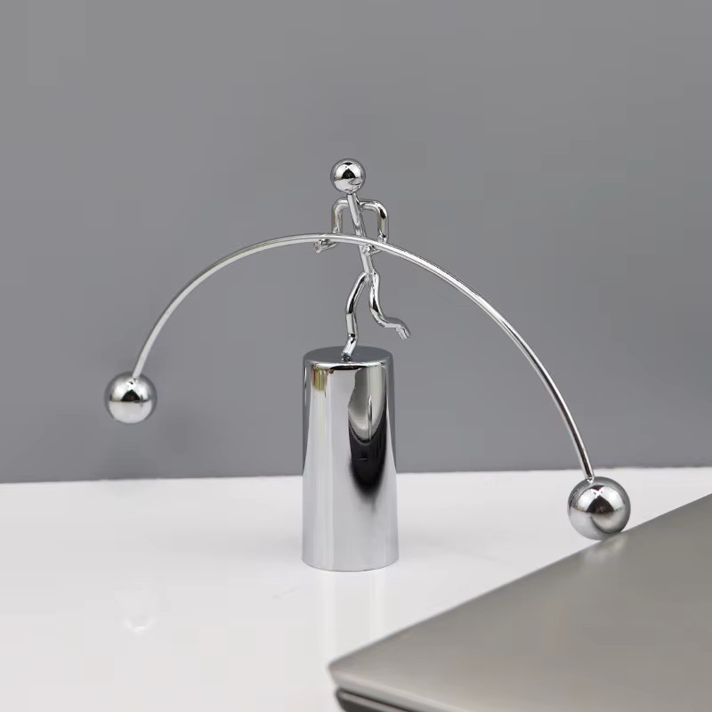 Kreatives Newton-Pendel mit Iron Man Motiv als Tischdeko in Silber aus Metall - Bild 2