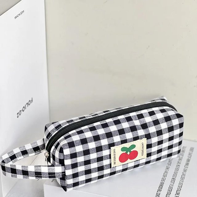 XYNN Federmäppchen mit japanischer Kawaii-Stickerei in Schwarz, großer Schreibwaren-Organizer mit Flora- und Kirschblüten-Motiv - Bild 1