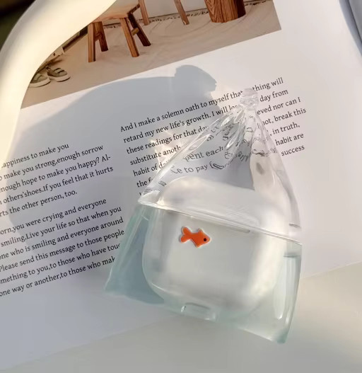 Transparente Flüssig-Silikon Schutzhülle mit Fisch-Design für Apple AirPods Pro 2 und AirPods 4 - Bild 2