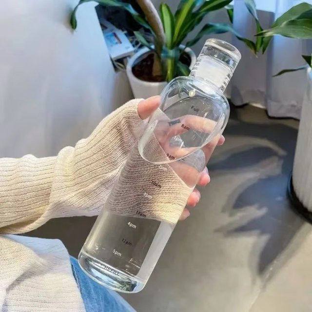 FEB.WIND Kreative Mädchen-Wasserflasche aus Kunststoff in Weiß und Transparent mit Zeitskala - Bild 1