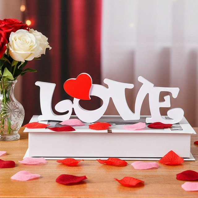 Dekorative Valentinstag-Tischdekoration mit Snowboard-Schriftzug LOVE und rotem Herz in Rot und Weiß - Bild 1