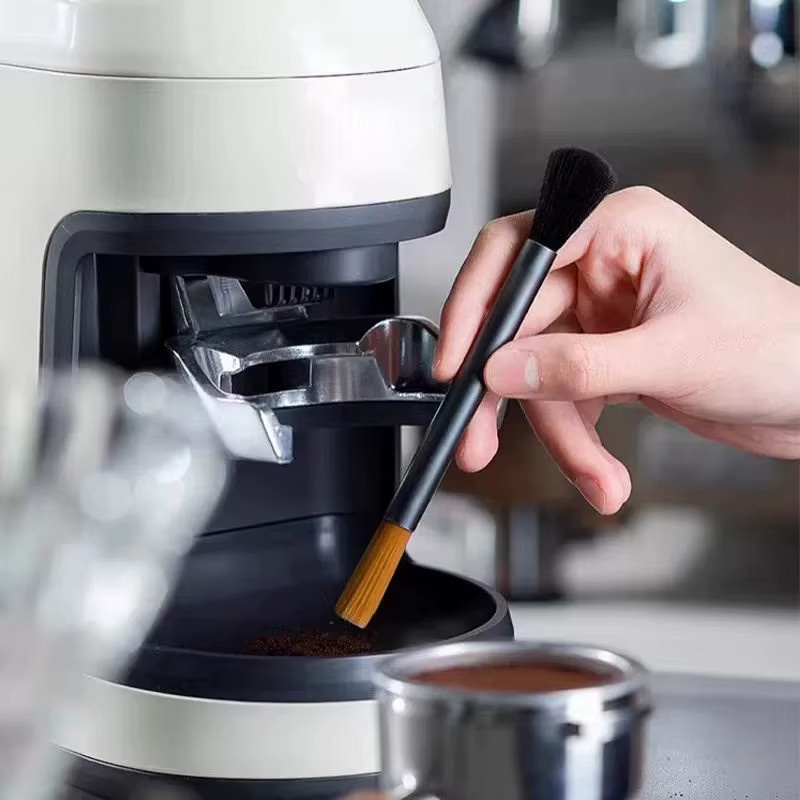 JETTING Reinigungsbürste für Kaffeemühlen und Siebträgermaschinen in Schwarz und Holzoptik - Bild 3