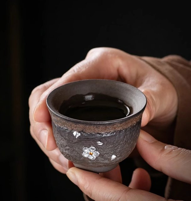 Liu Yin Handgefertigte Grobkeramik-Teetasse aus Keramik, unglasierte vergoldete Meistertasse mit floralem Design in Gold und Braun - Bild 1