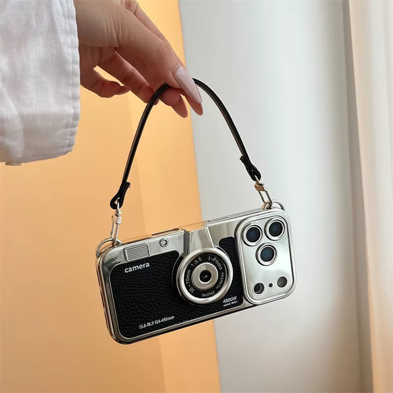 Vintage Kamera Leder Handyhülle mit Handschlaufe für iPhone in Pink von newteneight - Bild 2