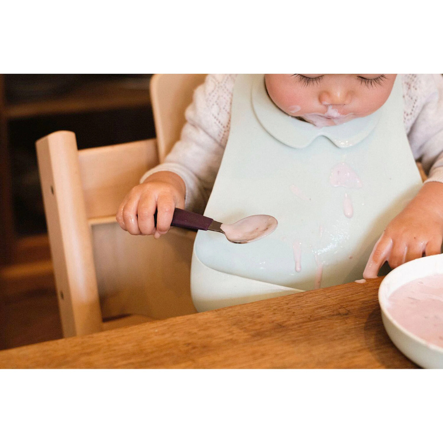 Stokke Munch Lätzchen mit Auffangschale aus Silikon in Türkis, BPA-frei und spülmaschinenfest - Bild 2
