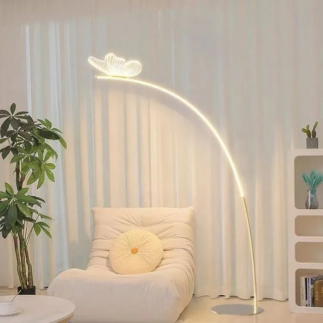MZISOSOD Moderne Schmetterlings-Stehlampe in Gold/Messing für Wohnzimmer und Schlafzimmer - Bild 1