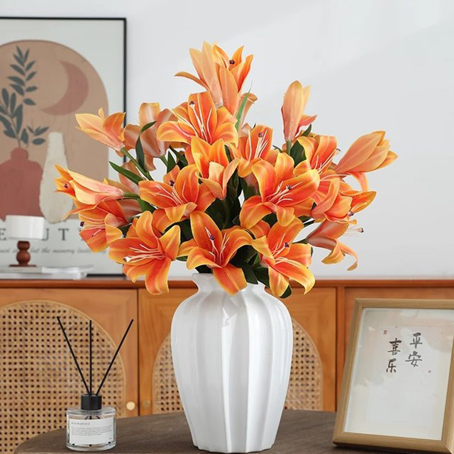 WQNJIN Lilien Simulation Blumen mit 3 Köpfen in Weiß und Orange zur Tischdekoration für Wohnzimmer oder Hochzeiten - Bild 1