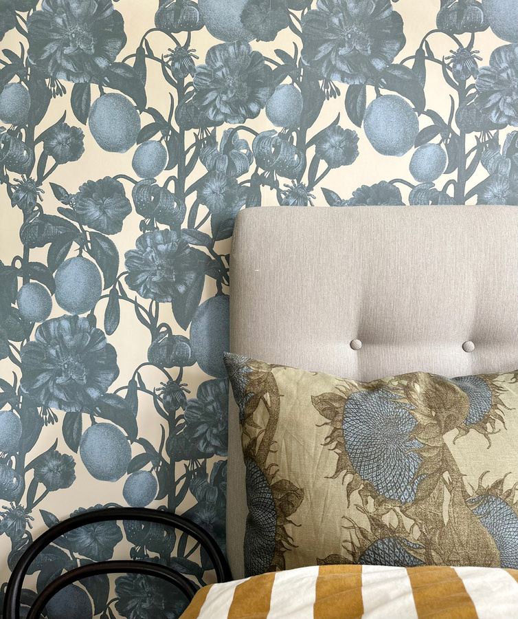 Studio Lisa Bengtsson Tapete Firenze Blue mit floralem und botanischem Design aus Vlies - Bild 1