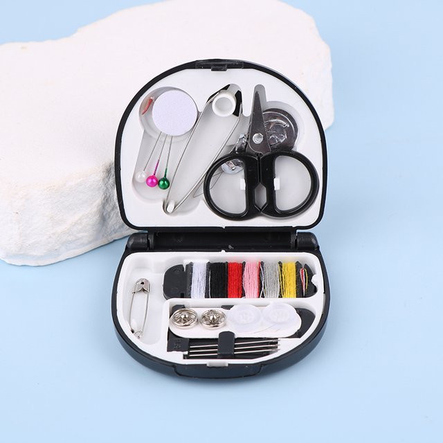 Tragbares Mini-Nähset mit Knopf- und Nadel-Aufbewahrungsboxen in Schwarz aus Kunststoff - Bild 1