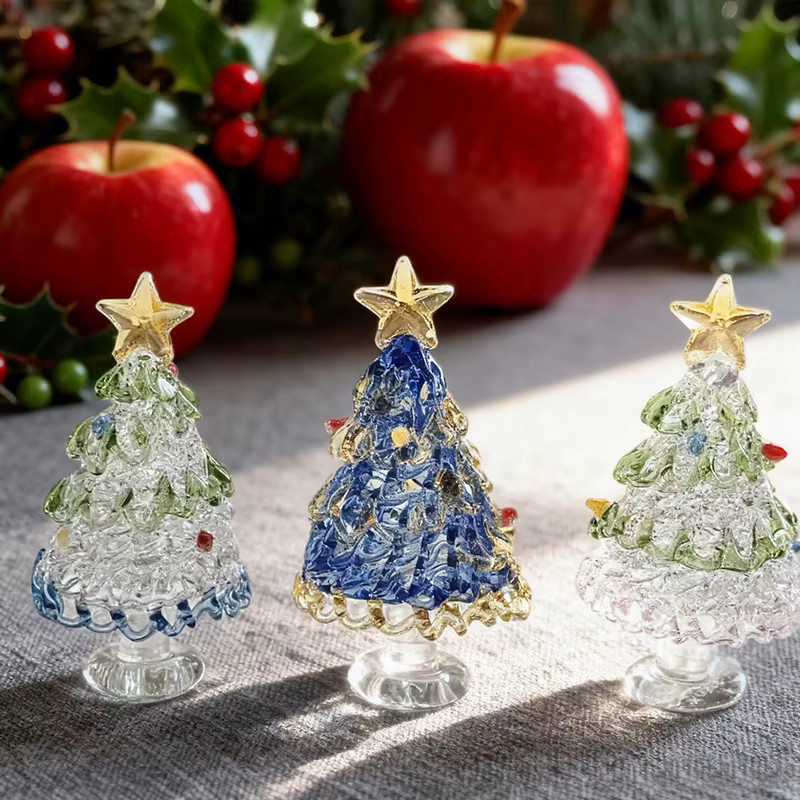 Handgefertigte Miniatur-Glasskulptur Weihnachtsbaum von YUYU in Grün und Weiß, abstrakte Glas-Deko für den Tisch - Bild 3