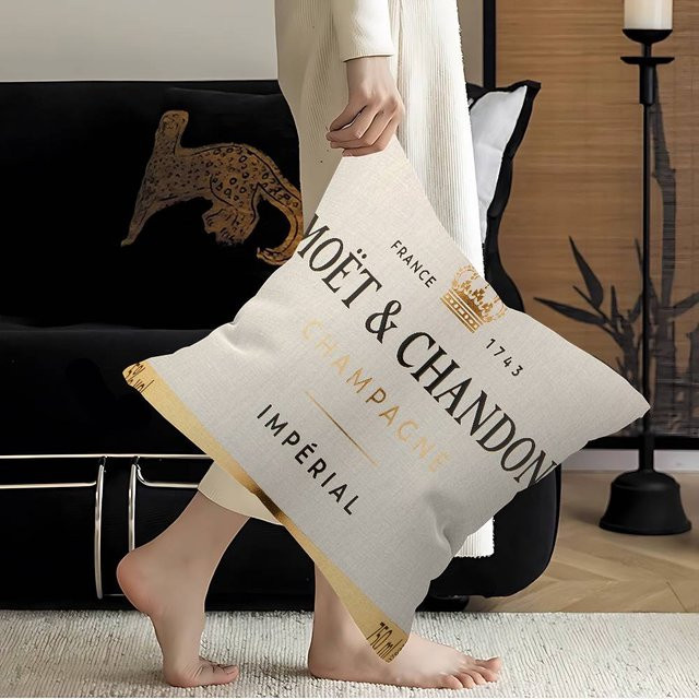 M-Moet C-Chandon Anime Kissenbezug mit Grafikdesign, Farbe: Weiß, B/T: 45 x 45 cm - Bild 1