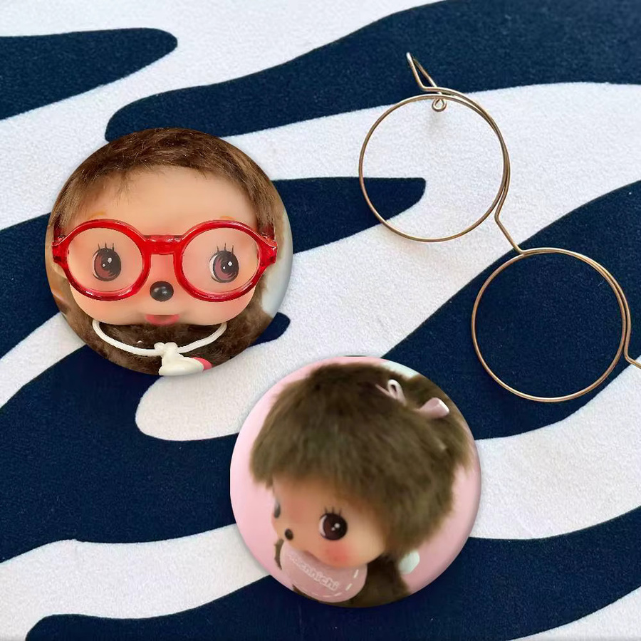 52TOYS Brosche, Cartoon M-monchhichis-s, Weißblech, Rund - Bild 2
