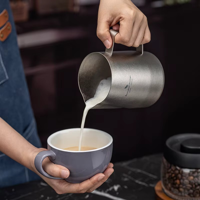 Boundless Voyage Titan-Milchaufschäumer Ti3239D in Silber, Milchkännchen für Barista Latte Art mit rundem Auslauf, 600 ml - Bild 3