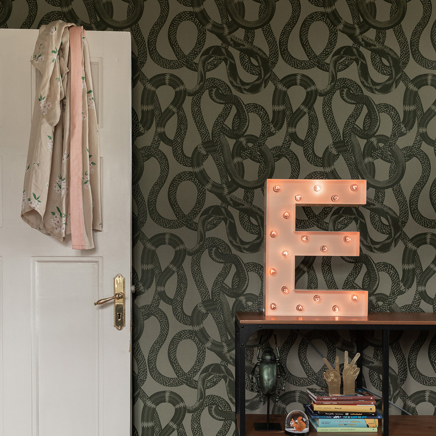 Studio Lisa Bengtsson Tapete Snake Peak in Grün und Beige mit Tiermotiv im skandinavischen Design aus Vlies - Bild 3