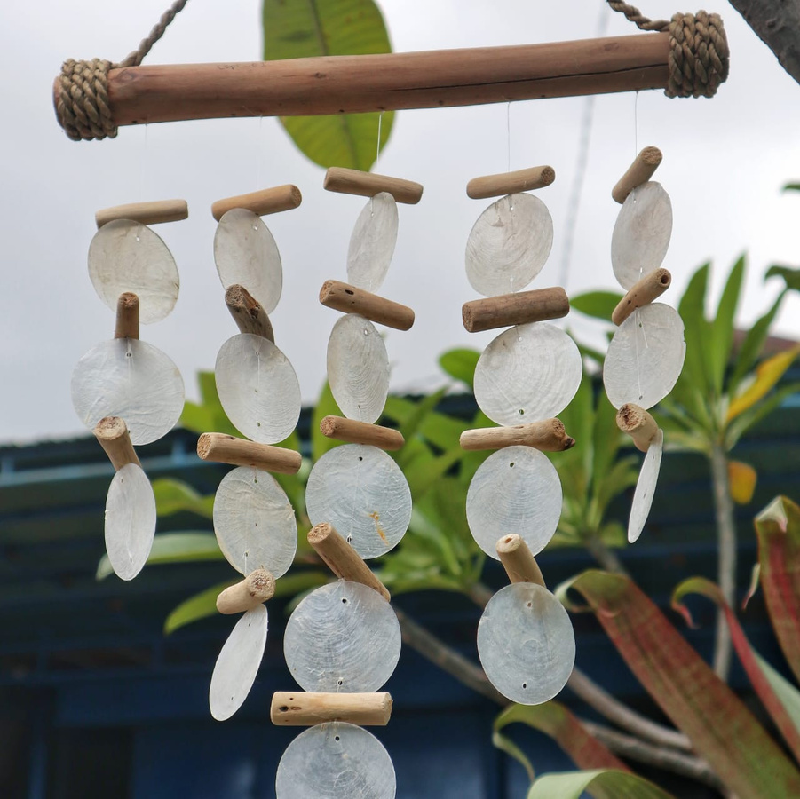SHAMTAM Windspiel aus Treibholz und perlmuttfarbenen Kapiz-Muschelschalen - Bild 2