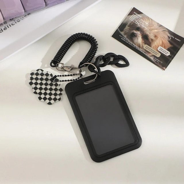 Simplicity Kpop Fotokartenhalter in Schwarz mit Anhänger als tragbare Fotokartenhülle und Ausweisschutz - Bild 1